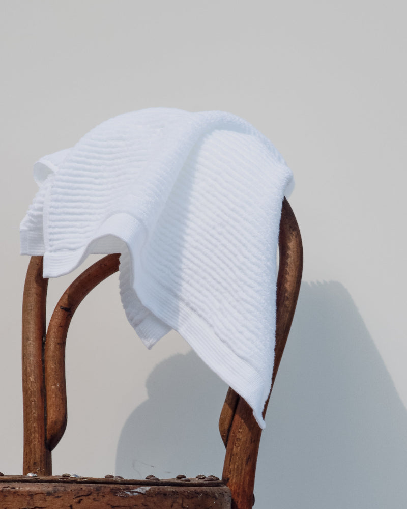 Matouk Aman hand towel in white